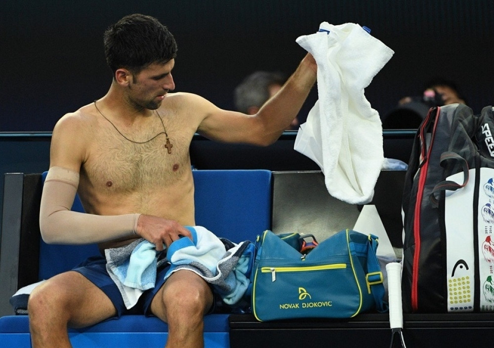 Đoković polunag trenirao pred Federerovim vratima?!