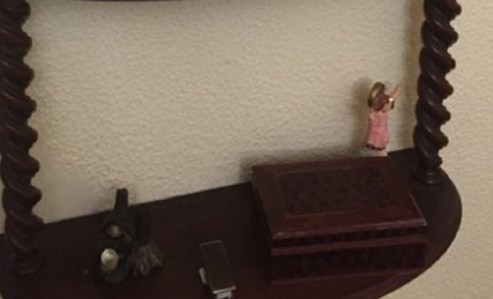 Unuka došla kod bake u posetu, pa ostala u šoku kad je ugledala ovo na polici!