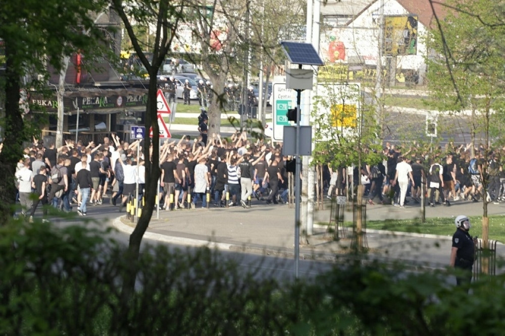 Haos na Autokomandi, "grobari" bakljama gađali prolaznike! (FOTO)