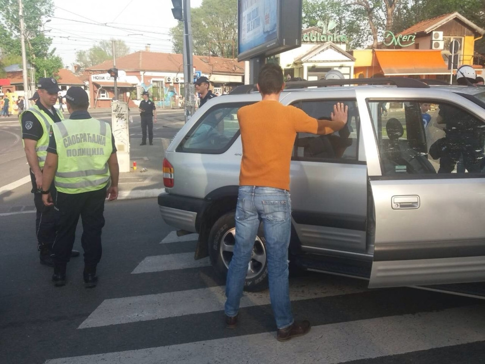 Hrvat pred derbi probio kordon policije i uleteo kolima među ljude!