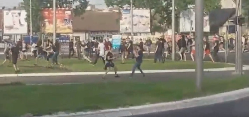 Masovna tuča "grobara" i "delija", pogledajte pesničenje pred derbi!