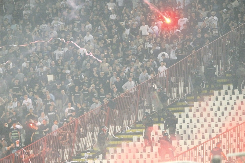 "Delije" poslale džinovski penis u ložu Partizana! (FOTO)