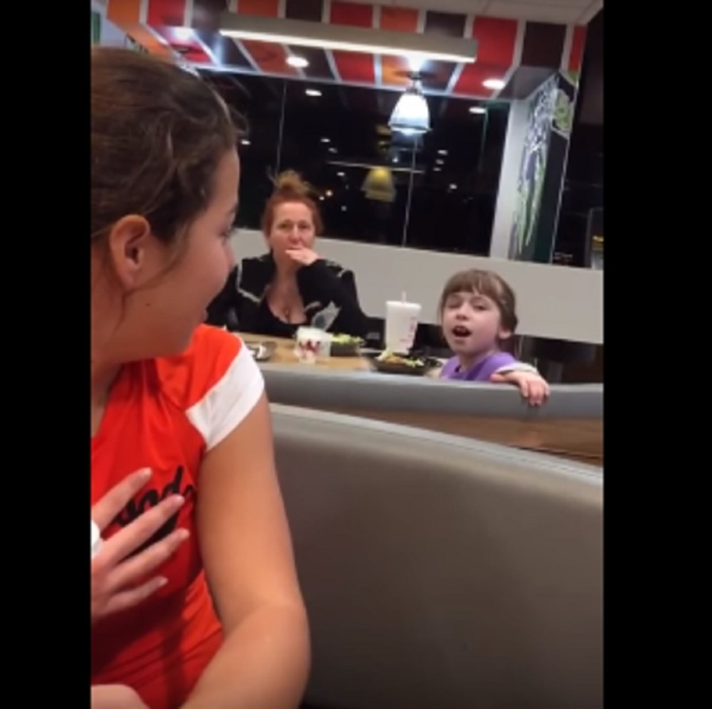 Devojčica počela da peva u restoranu, svi zanemeli!