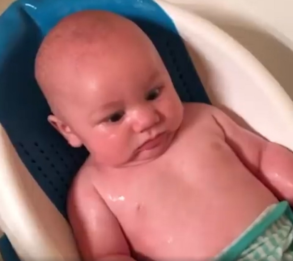 Reakcija bebe na kupanje nasmejaće vas do suza!
