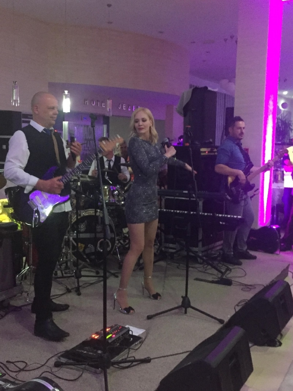 Bivši verenik joj se skoro oženio, a ona izgleda nikad bolje!