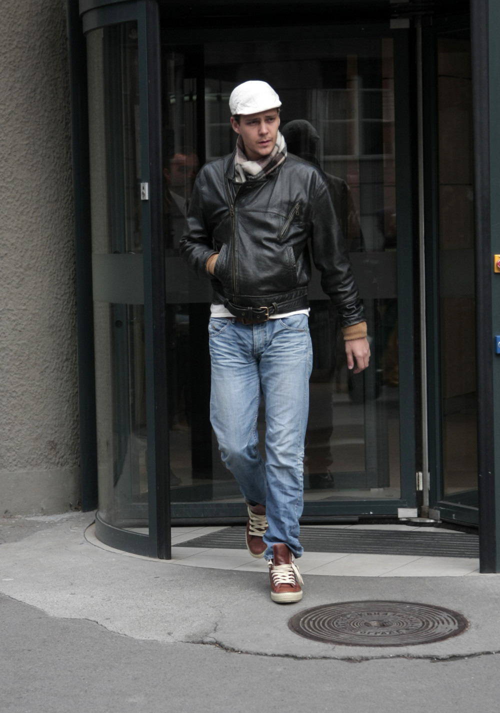 U naletu strasti razmenjivao poljupce sa crnkom nasred ulice! (FOTO)