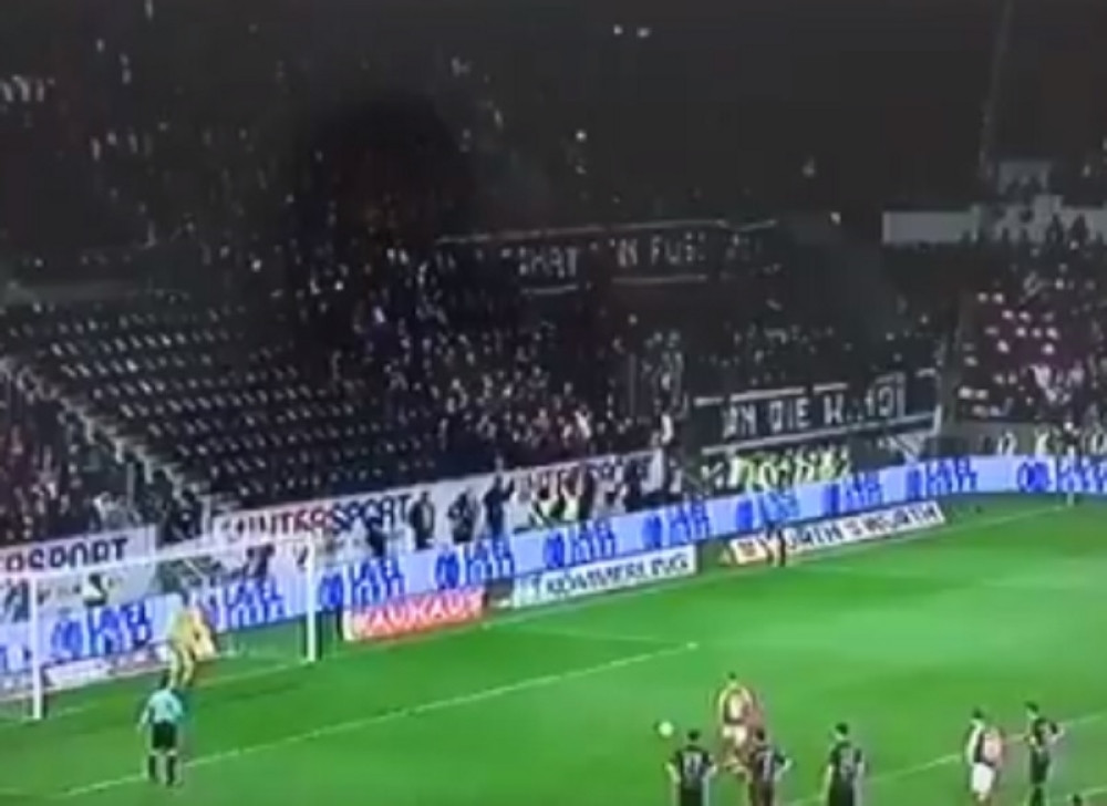 Sudija odsvirao kraj, pa vratio igrače iz svlačionice na teren (VIDEO)