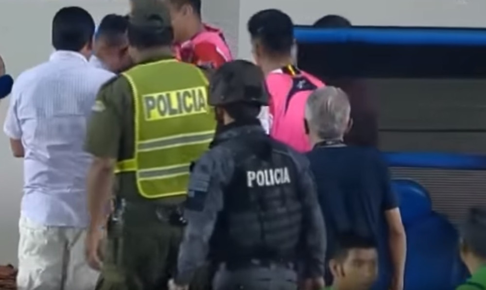 Fudbaler krenuo da bije trenera, na kraju ga policija izvela sa terena?!