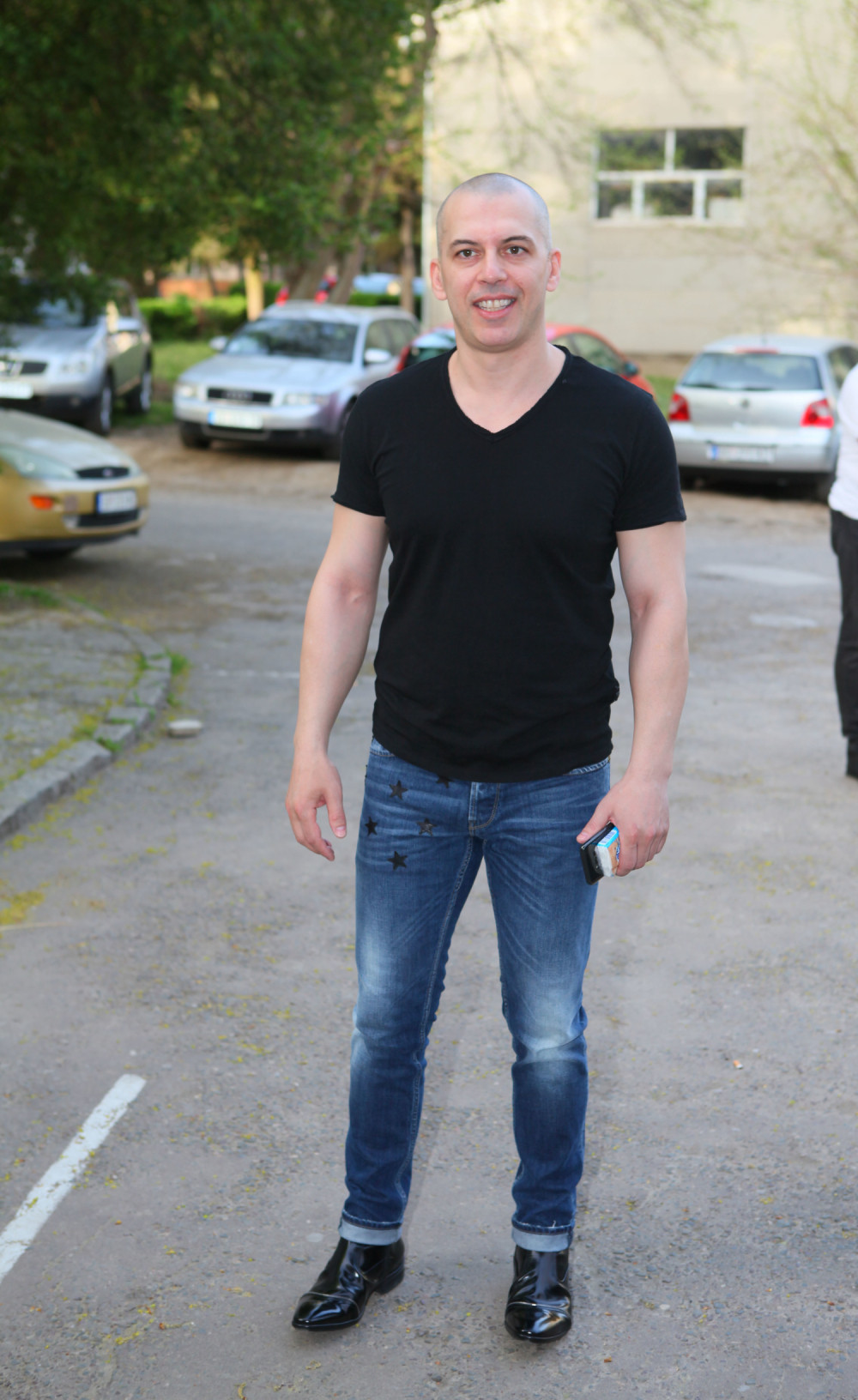 Topalku pukao glas pa prekinuo koncert: Pevač napustio salu, publika u šoku!