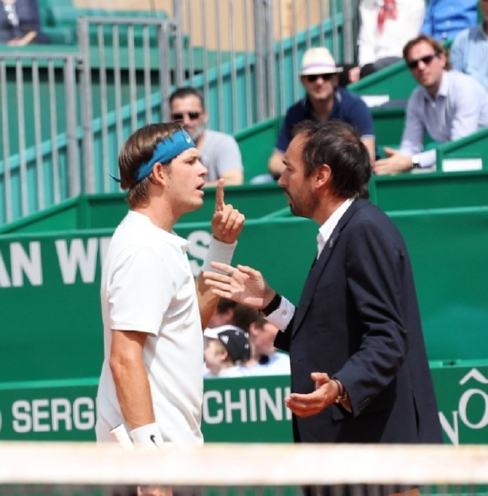 Pobesneli američki teniser umalo da prebije sudiju (VIDEO)