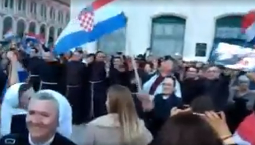 Fratri i časne sestre zaigrali pred crkvom u Splitu u kojoj mise služi pedofil