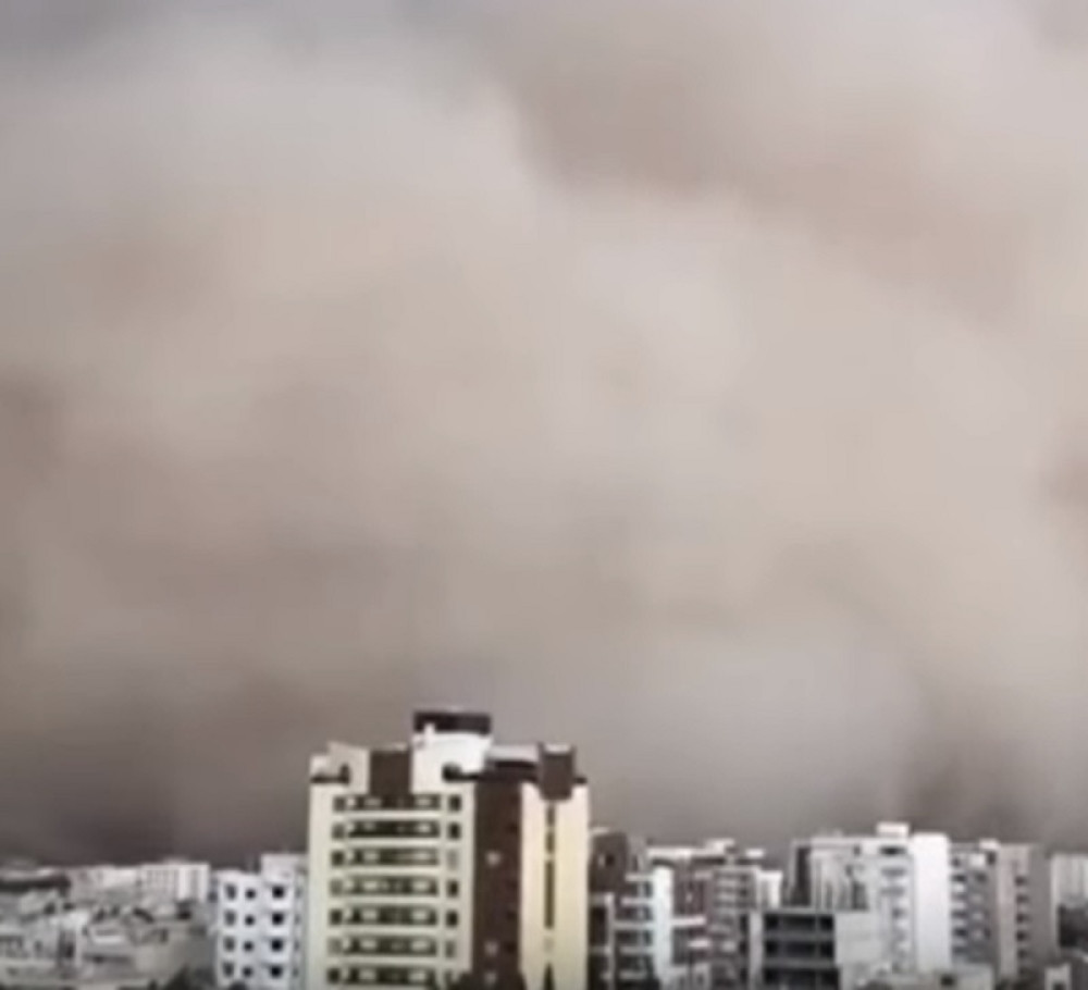 Peščana oluja progutala grad za nekoliko trenutaka