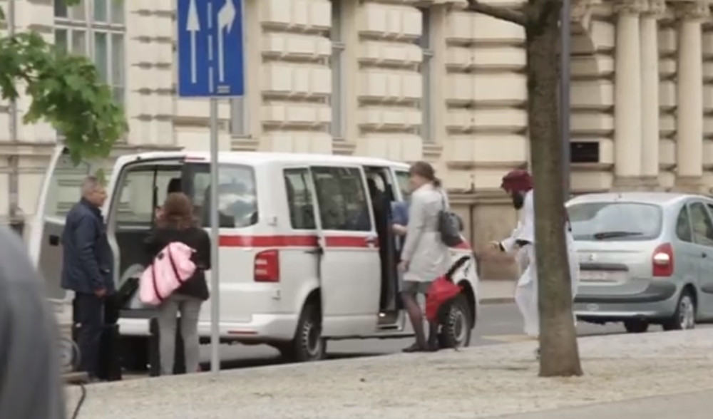 Muškarac u arapskoj odeći bacio ranac među prolaznike