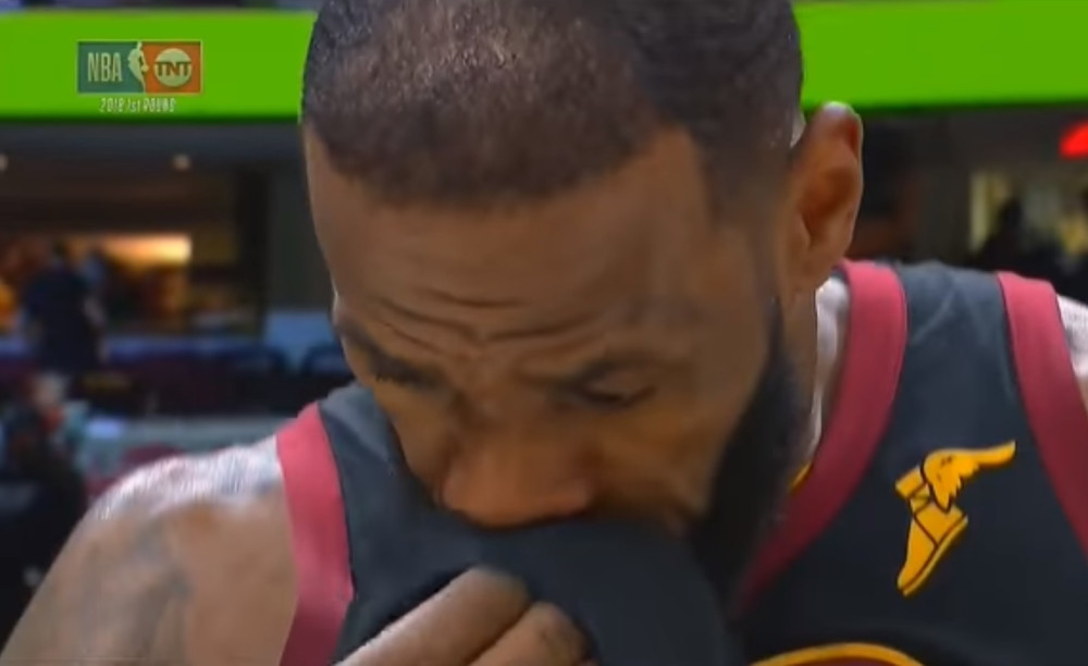 Kralj uhapšen, Boston vodi!