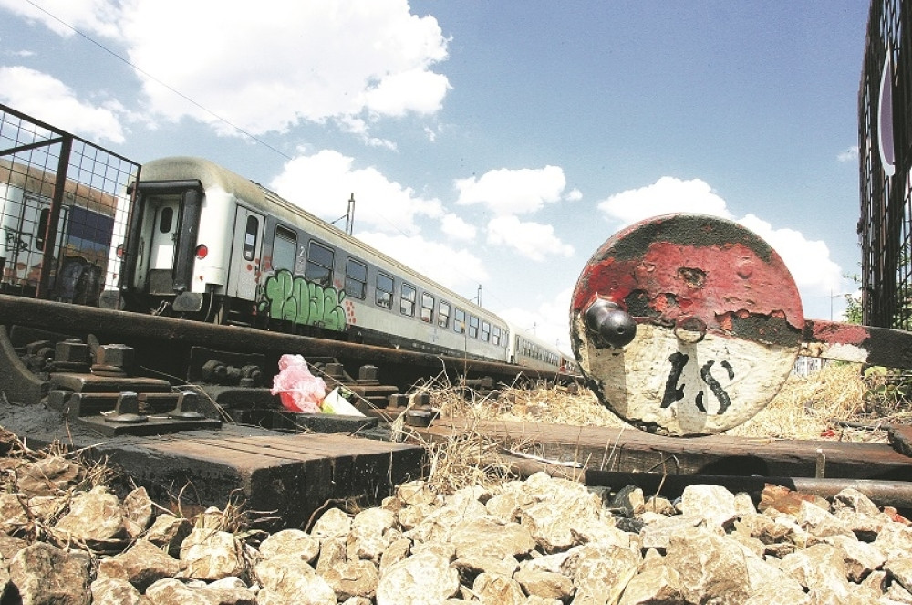 Srednjoškolac poginuo pokušavajući da napravi selfi na vagonima