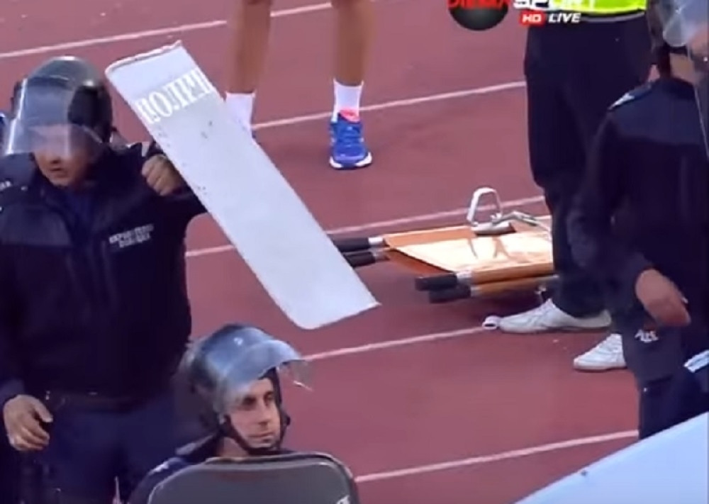 Policajki umalo staklom iskopali oko