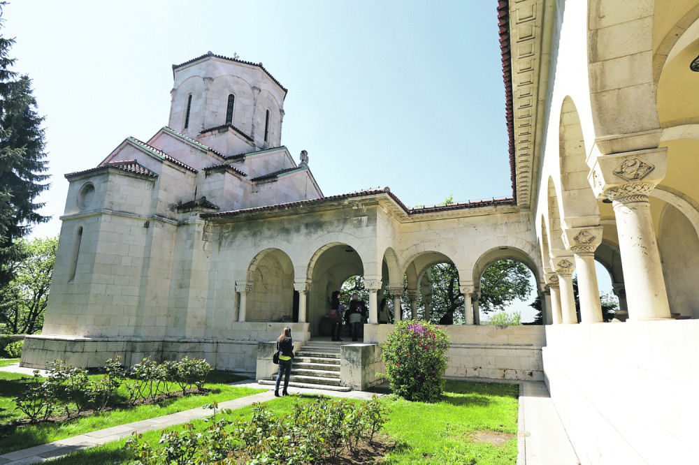 Veroučitelja iz Vrbasa iznervirao potez učenika, pa ga je gurnuo tako da je dete palo preko klupe i povredilo vrat!