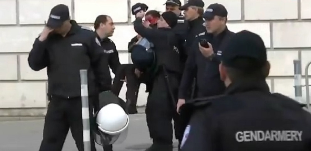 Na utakmici eksplodirala bomba, policajka završila u krvi! (VIDEO)