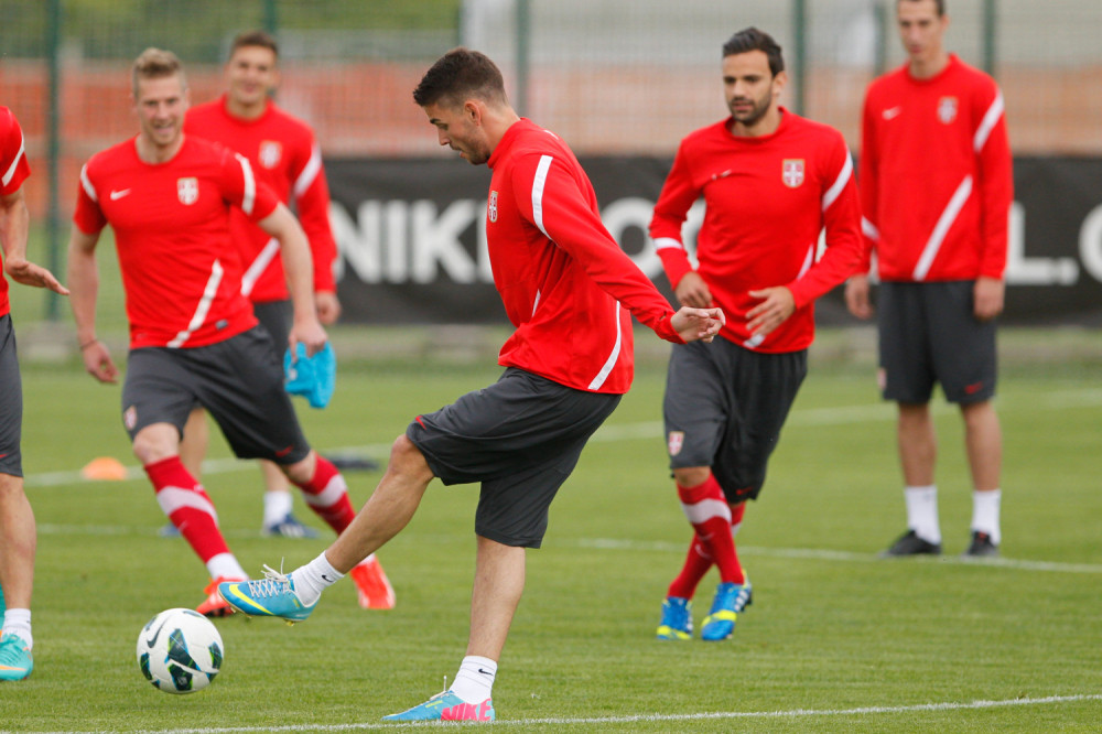 Žena poznatog srpskog fudbalera STAVILA RUKU NA NJEGOVO MEĐUNOŽJE i uradila OVO! (FOTO)