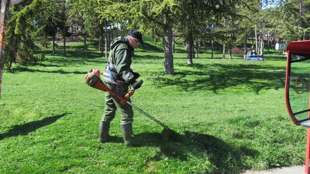Košenje zelenih površina širom grada