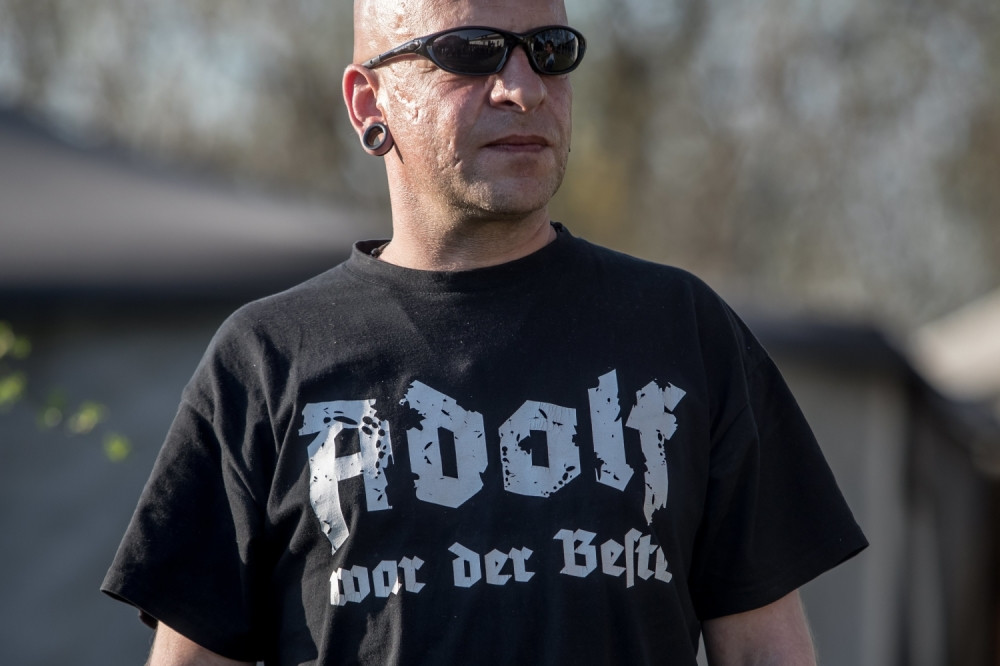 Nacisti slave Hitlerov rođendan, vlast nemoćna!