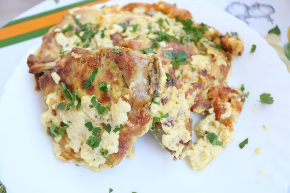 Aromatične knedle sa pavlakom spremljene u rerni