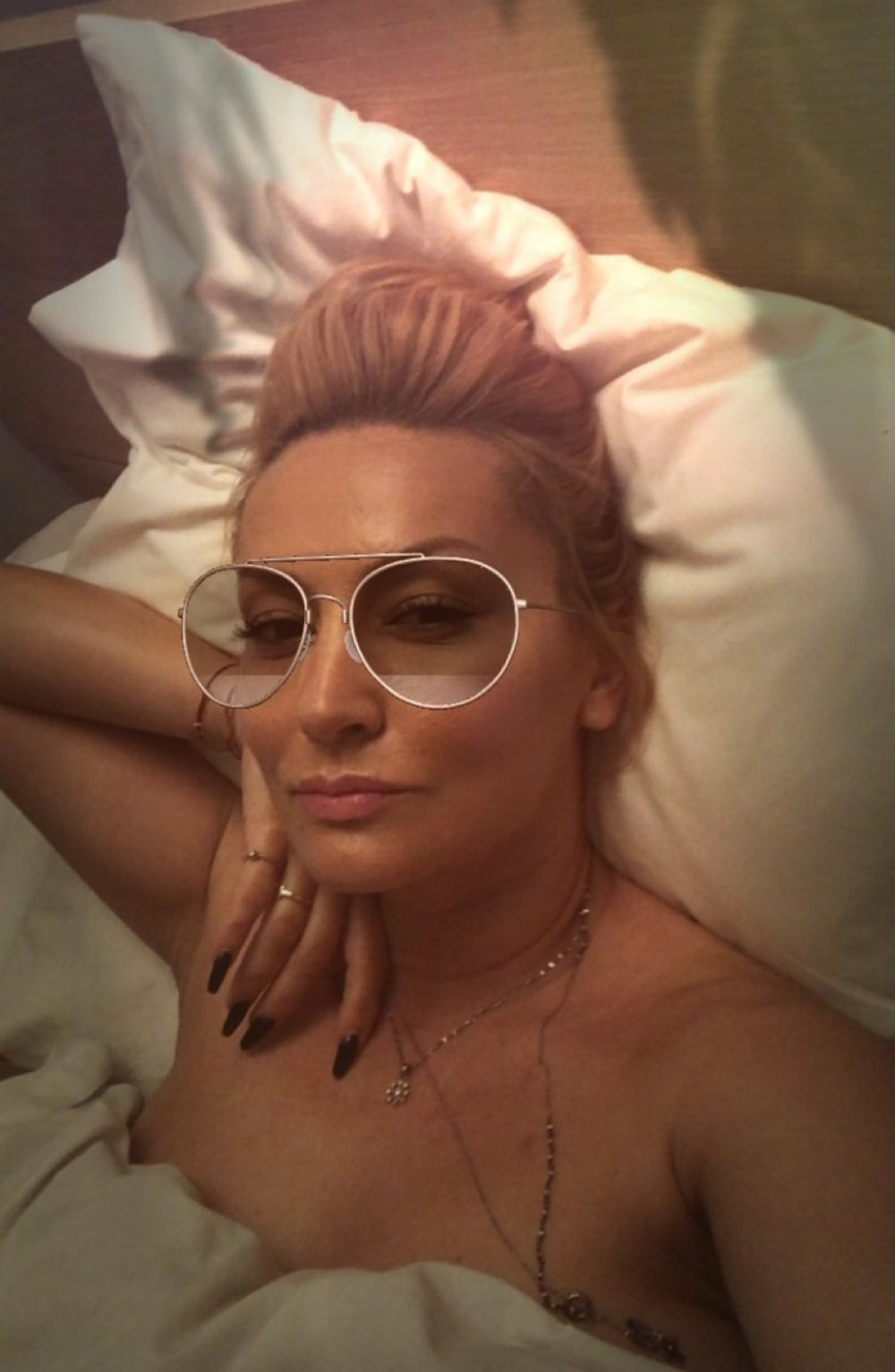 Goca Tržan u rukama  drugog muškarca