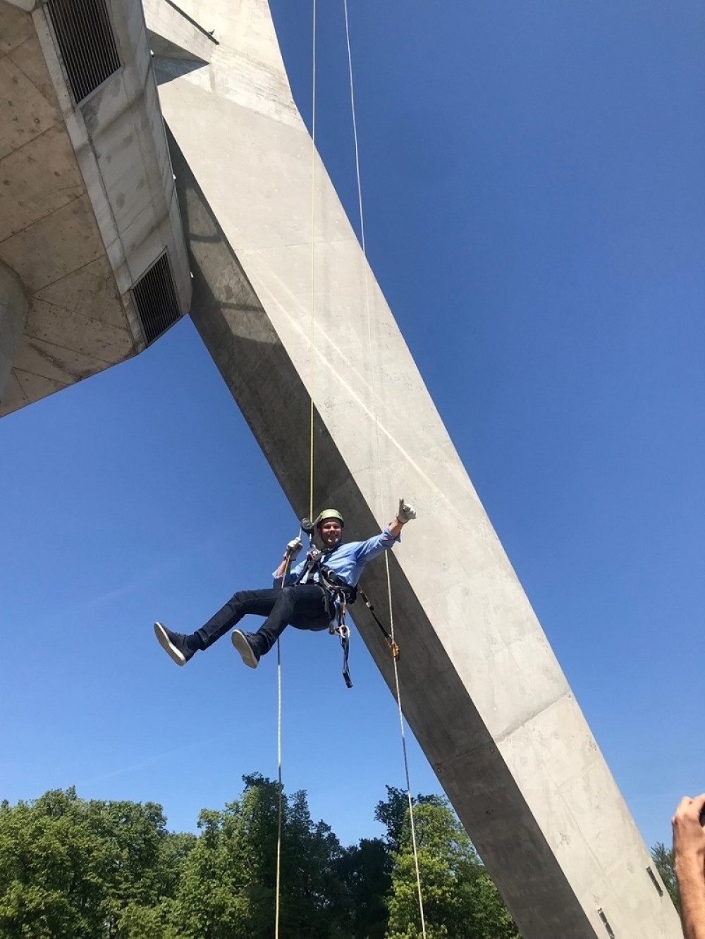 Siniša Mali se spustio konopcem niz toranj na Avali (FOTO)