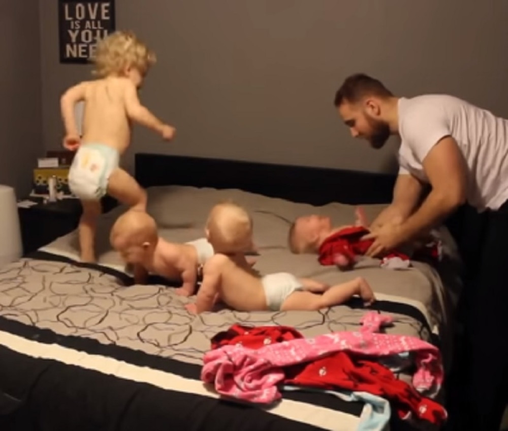 Tata pokušao da obuče četiri bebe, a onda usledilo ovo!