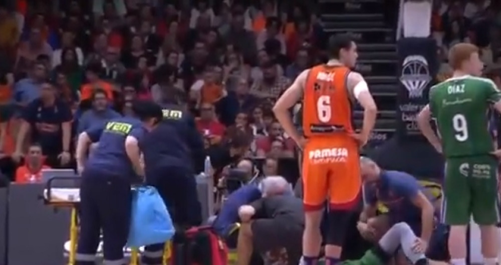 Srbi spasavali život saigraču koji se srušio usred meča! (VIDEO)