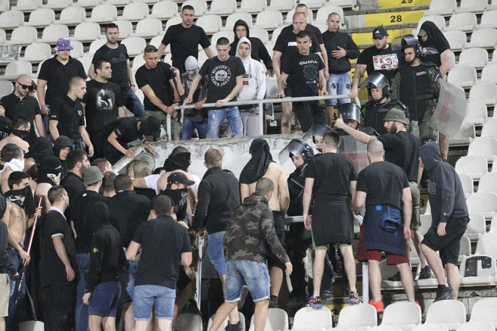 Masovna tuča navijača Partizana na ulasku u Niš, Hitna pomoć odvozi povređene!