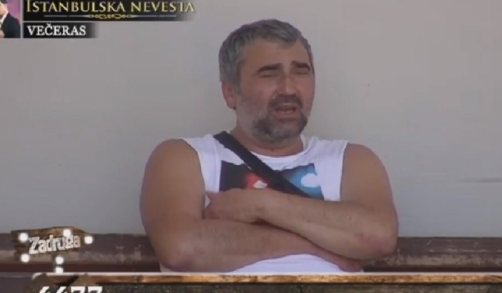 Miki pobesneo, pa urlao na cimerku