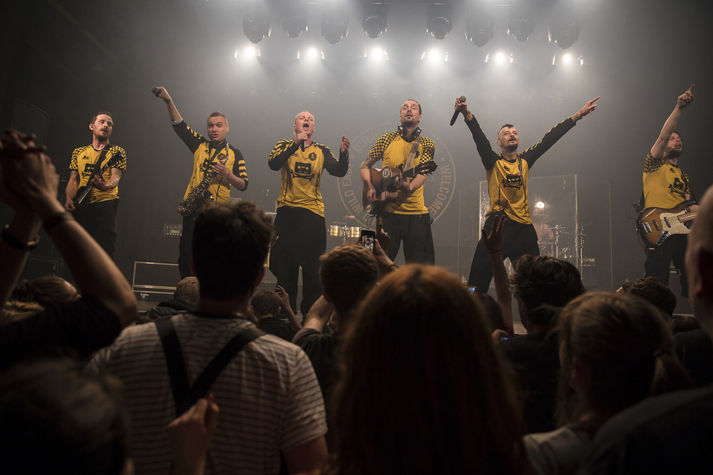 „Na morskome plavom žalu“ u izvedbi "Dubioze kolektiv"