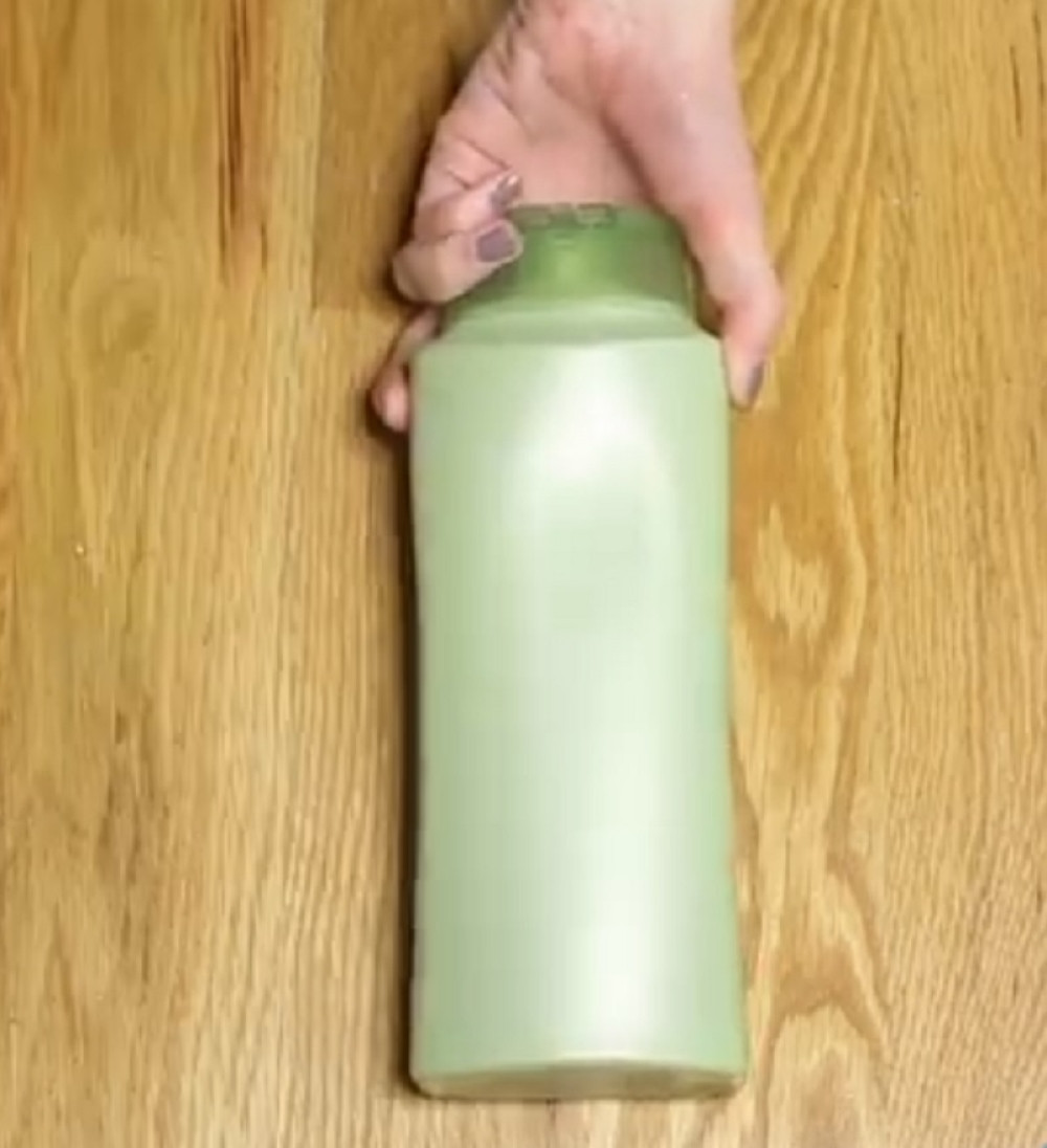 Ova žena nikada ne baca flaše od ŠAMPONA! A kada vidite razlog, uradićete isto i vi!