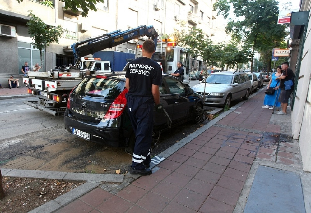 Bora, radnik "Parking servisa" pronašao 10.000 funti i prijavio svom rukovodiocu, a onda se javio vozač kamiona koji je izgubio novac
