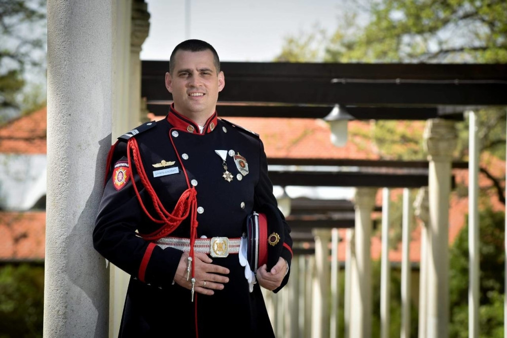 Žandarm pomogao povređenom u zapaljenom automobilu