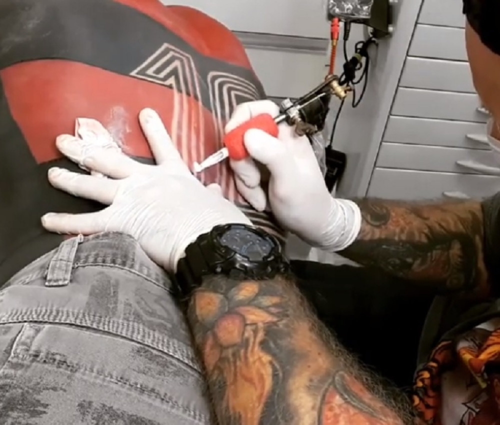 Išarao celo telo, istetovirao dres voljenog kluba (FOTO+VIDEO)