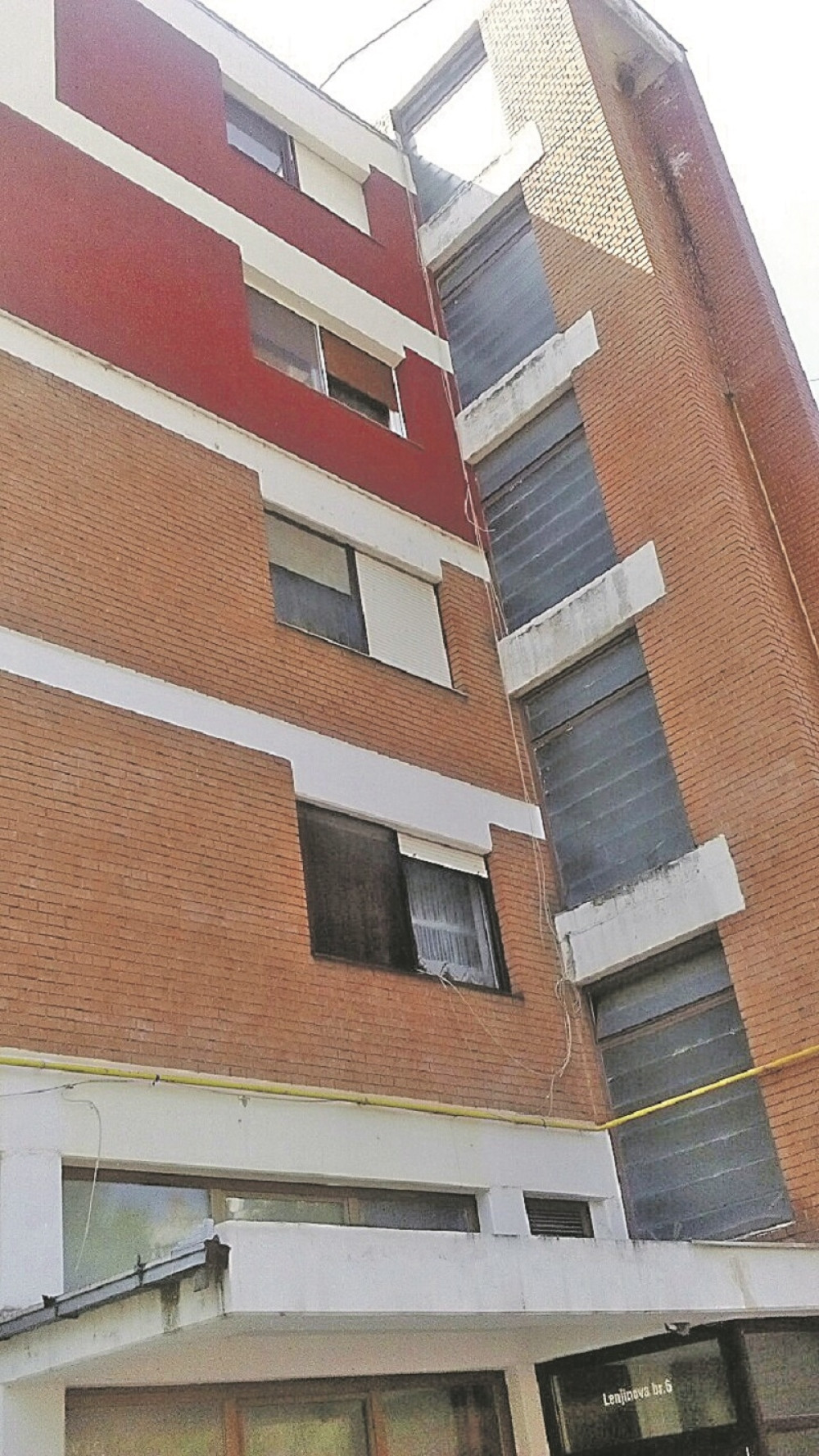 Žena je sa  prozora bacala gomilu stvari svog momka, morali su da ih kupe bagerom!