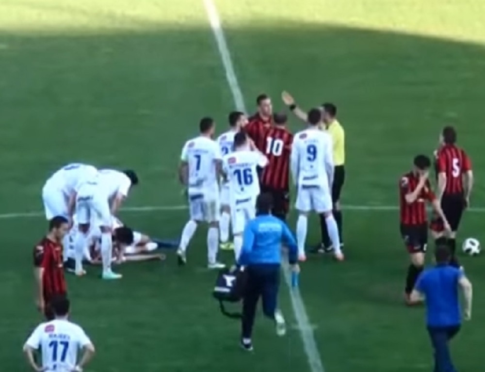 Lekar utrčao da pomogne fudbaleru, pa ga još više povredio