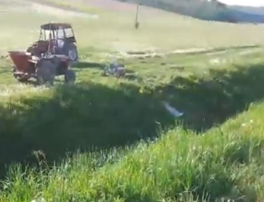 Dečak traktorom sleteo u kanal, bore mu se za život (VIDEO)