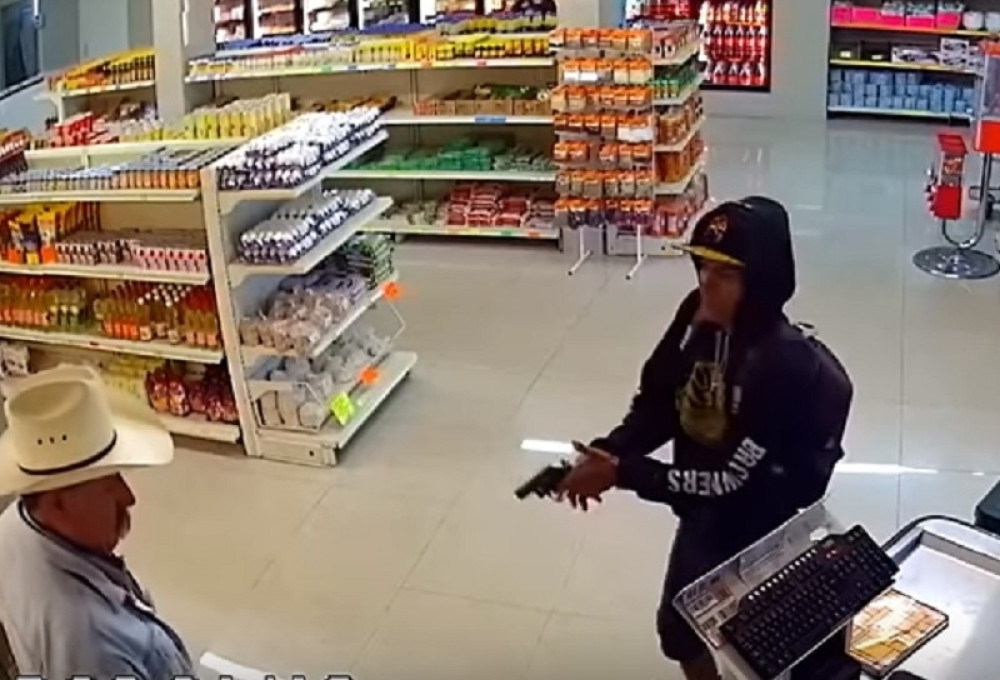 Upao sa pištoljem u prodavnicu, ali je ubrzo zažalio