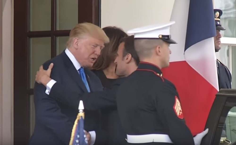 Prvo je Makron "cokio" Trampa, a onda je Donald Emanuelu čistio perut! (FOTO+VIDEO)