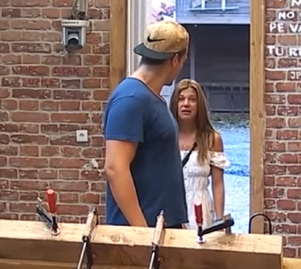 Kija uzela staklo da preseče vene, jedva je sprečili