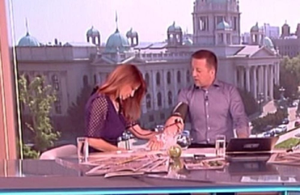 Emisija Jovane Joksimović i Srđana Predojevića prekinuta naprasno: Voditelju se smrklo pred očima! (FOTO)