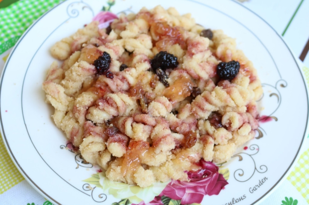 Testenina sa grizom i suvim grožđem