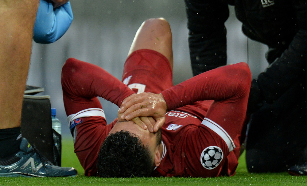 Liverpulova zvezda uzela svoju palicu u ruke i vitlala po dvorištu, dok ga devojka snima (FOTO)