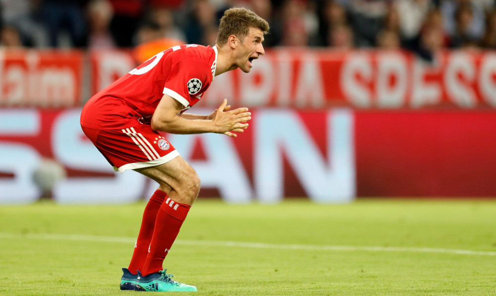 Navijači besni, bezobrazni Tomas Miler udario igrača Ajaksa KOPAČKOM U GLAVU! (VIDEO)