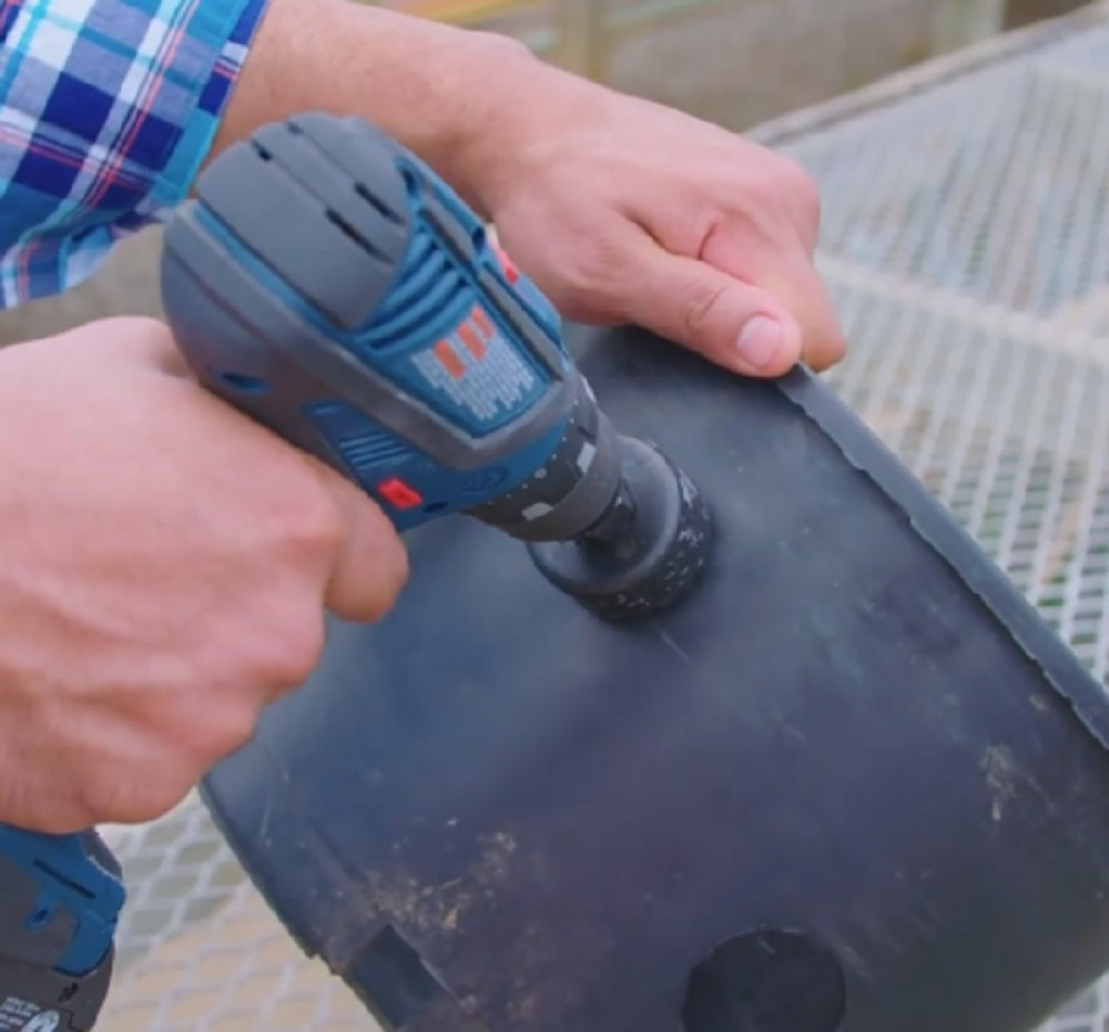 Počeo da buši plastičnu kofu pa napravio nešto neverovatno! (VIDEO)