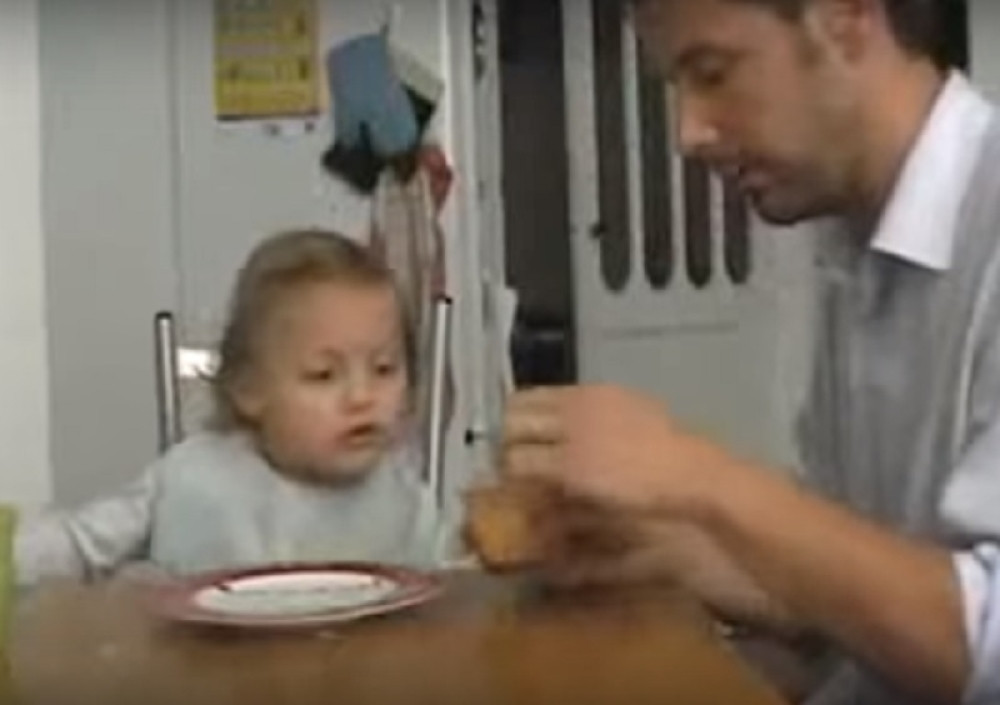 Hteo da se našali sa ćerkom, pa joj ukrao puding na neverovatan način!