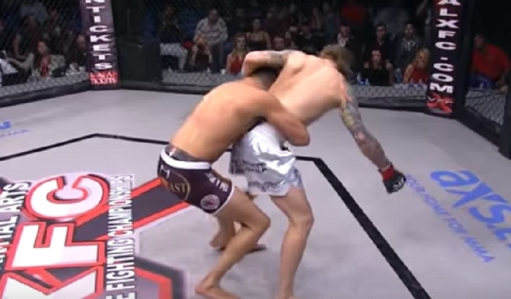 MMA borac nema ruku, ali ne izazivajte ga - nokautiraće vas! (VIDEO)